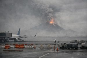 bandara soekarno-hatta ditutup sementara hingga pukul 13.30 wib akibat erupsi gunung anak krakatau, laporkan detiknews.
