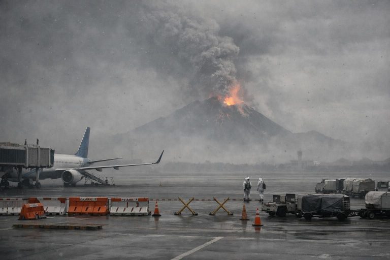 bandara soekarno-hatta ditutup sementara hingga pukul 13.30 wib akibat erupsi gunung anak krakatau, laporkan detiknews.